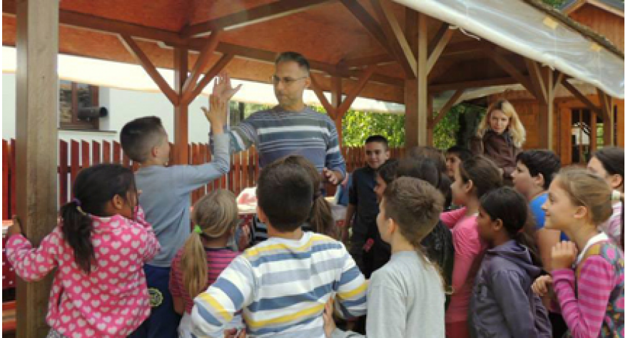 Osnovci u poseti Etno-kući u Kupinovu